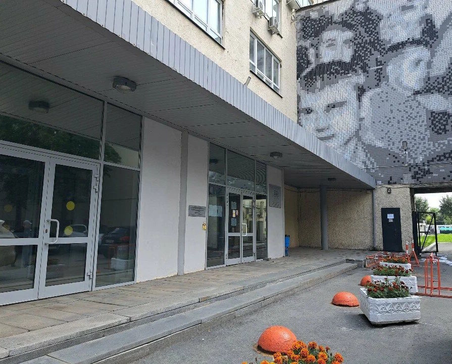 Вход в ИЕНиМ УрФУ (фото из Yandex Maps)